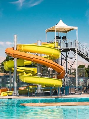 Parco divertimento acqua divertimento attrezzature sportive piscina esterna con tubo a spirale parco giochi scivolo