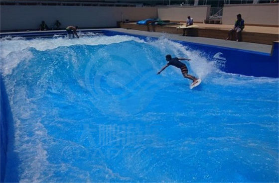 Gli ultimi adulti profondi dello stagno di Wave della spuma praticano il surfing la macchina del simulatore su misura