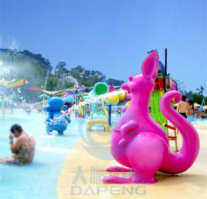 Un buon prezzo. I bambini di zona della famiglia del parco a tema dell'acqua spruzzano il getto porpora del canguro dei giochi del parco in linea