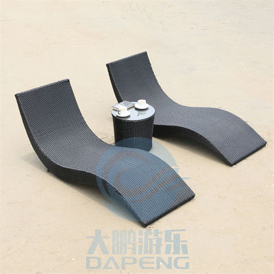Un buon prezzo. Resistente UV di vimini per qualsiasi tempo di Chaise Lounge della mobilia all'aperto del patio del rattan del PE in linea