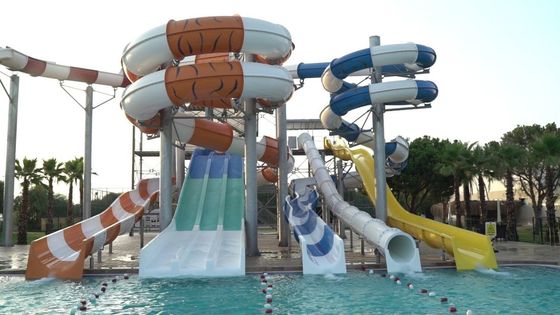 Un buon prezzo. Set di attrezzature di divertimento in fibra di vetro scivolo d'acqua per piscina in linea