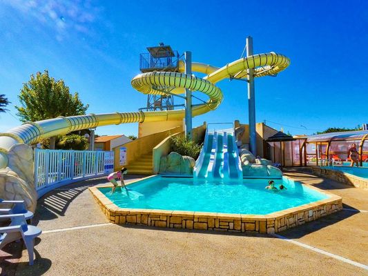 Un buon prezzo. Parco giochi per bambini all'aperto Piscina scivolo in fibra di vetro per bambini in linea