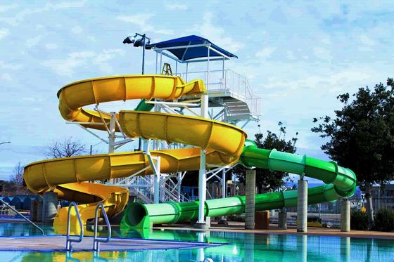Un buon prezzo. Bambini Piscina giochi d'acqua giochi di scivolo in fibra di vetro a spirale per bambini in linea