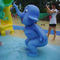 I bambini giocano elefante degli spruzzi d'acqua dello stagno il piccolo, animale diritto della vetroresina - blu