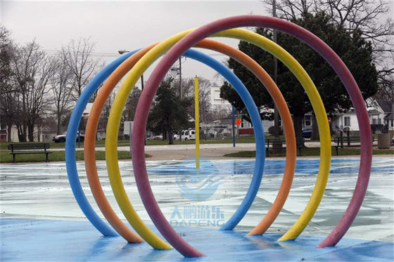 I bambini innaffiano gli anelli dell'acqua del parco spruzzano i giocattoli, 4 pezzi come insieme