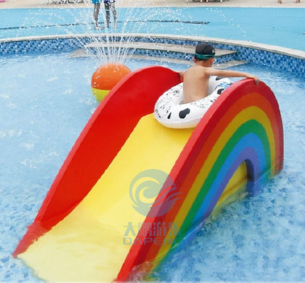 Un buon prezzo. Larghezza 0.6m di altezza 1.1m degli acquascivoli di Mini Splash Pad Children Fibreglass dell'arcobaleno in linea