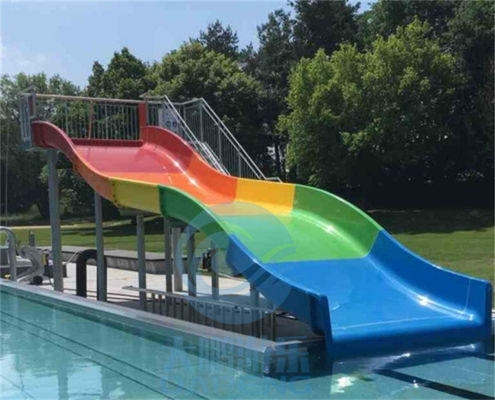 Un buon prezzo. Scorrevole della famiglia della vetroresina di colore dell'arcobaleno dei bambini ampio per Aqua Park in linea