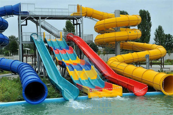 Un buon prezzo. L'acquascivolo della piscina di Craiova mette gli scorrevoli enormi del parco dell'acqua della vetroresina in linea
