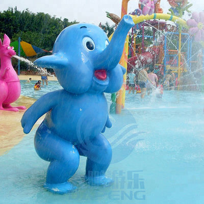 Un buon prezzo. I bambini giocano elefante degli spruzzi d'acqua dello stagno il piccolo, animale diritto della vetroresina - blu in linea