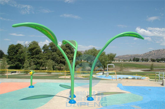 Lo spruzzo bagnato all'aperto del parco dell'acqua dell'estate dei giochi dell'acqua del campo da giuoco lascia - verde
