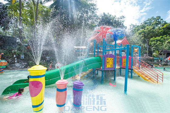 Un buon prezzo. Il cuscinetto della spruzzata della pioggia del parco di avventura gioca l'insieme dello spruzzo della fontana della colonna della vetroresina in linea