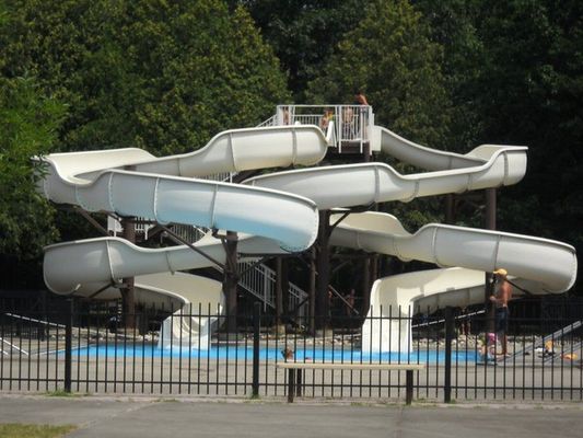 Attività di divertimento Bambini attrezzature per parchi acquatici Bambini che giocano con le diapositive