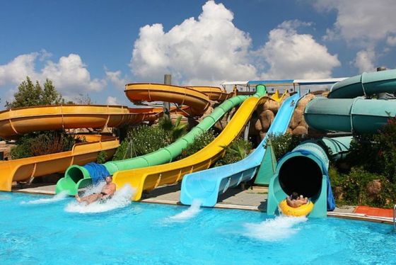 Un buon prezzo. OEM Parco acquatico commerciale all'aperto attrezzature per piscina scivolo in fibra di vetro in linea