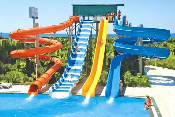 Parco acquatico in fibra di vetro a colori personalizzati scivolo giochi d'acqua all' aperto Parco attrezzature per piscina per bambini