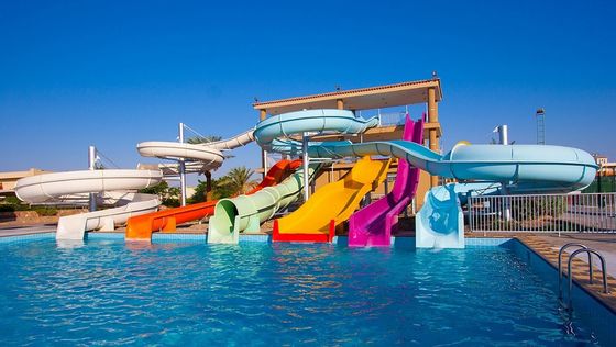12 mm di spessore scivoli per piscina in fibra di vetro Parco a tema commerciale Attrezzature per parco giochi