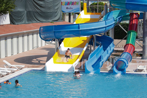 Un buon prezzo. ODM Commerciale Parco acquatico attrezzature piscina scivolo in fibra di vetro in vendita in linea