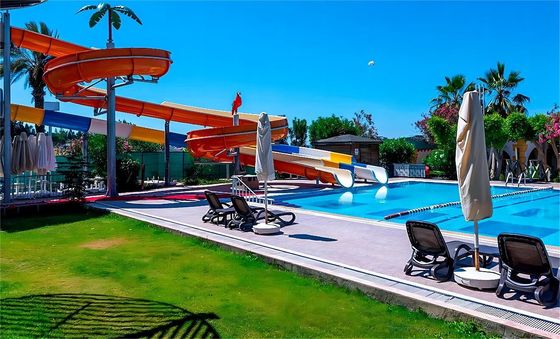 ODM attrezzature per parchi acquatici interni piscina scivolo in fibra di vetro