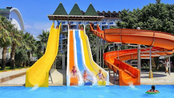 Un buon prezzo. Parco acquatico per bambini all'aperto Parco giochi Piscina attrezzature di piscina Fibra di vetro scivoli in linea