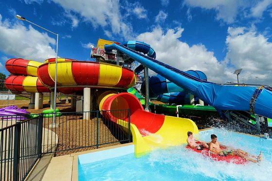 Un buon prezzo. Parco giochi d'acqua Parco giochi piscina attrezzature scivolo a spirale in fibra di vetro in linea