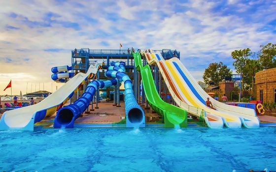 OEM Parco acquatico giochi per bambini giochi sportivi giostre divertimento scivoli a spirale