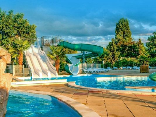 Parco acquatico personalizzato Piscine di design Sport acquatici Attività scivolo in fibra di vetro