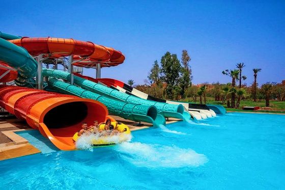 Disponibili scivoli in piscina 5-12 metri Altezza scivolo 10-12 mm Spessore fibra di vetro