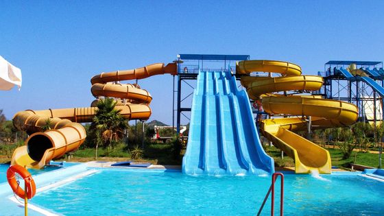 18.5 Kw di potenza necessaria Slide di acqua per piscina con materiale in acciaio galvanizzato resistente alla corrosione e alla ruggine