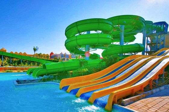 Un buon prezzo. Parco giochi d'acqua popolare Aqua Spray Carnevale tubo a spirale scivolo d'acqua in fibra di vetro per bambini in linea