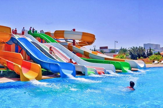 Parco di divertimenti acquatici attrezzature per giochi acquatici enormi tubo a spirale di fibra di vetro water slide set