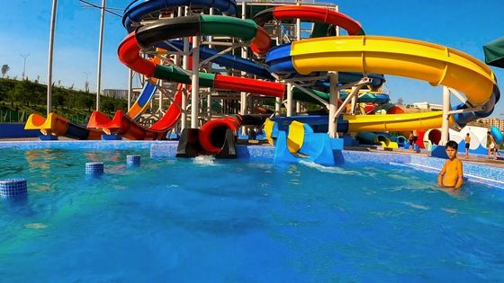 Attrezzature per la piscina Piccolo scivolo a spirale per il parco giochi commerciale all'aperto