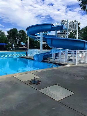 Un buon prezzo. Parco acquatico attrezzature per giochi di città acquatica all'aperto scivolo a spirale in fibra di vetro in linea