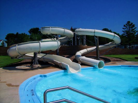 Parco acquatico all' aperto piscina scivolo emozionante per adulti