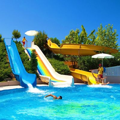 Un buon prezzo. Parco acquatico commerciale immenso Piscine di piscina Disegno attrezzature scivolo in fibra di vetro in linea