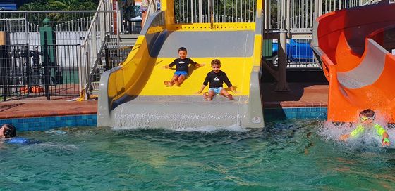 Casa sopra piscina scivolo in fibra di vetro per bambini giochi d'acqua