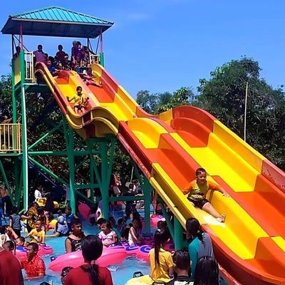 Un buon prezzo. OEM Water Theme Park Outdoor Playground Water Attraction Fiberglass Slide in linea