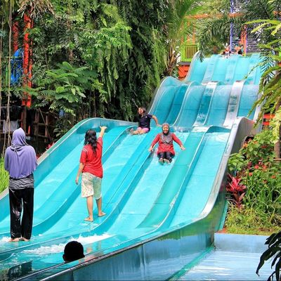 qualità OEM Parco giochi acquatici all'aperto Fibra di vetro tubo scivolo per bambini Fabbrica