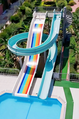 Piscina residenziale commerciale scivolo in fibra di vetro attrezzature per giochi d'acqua 6-10 mm spessore scivolo a combinazione arcobaleno aperto ad alta velocità adatto per parchi acquatici Hotel