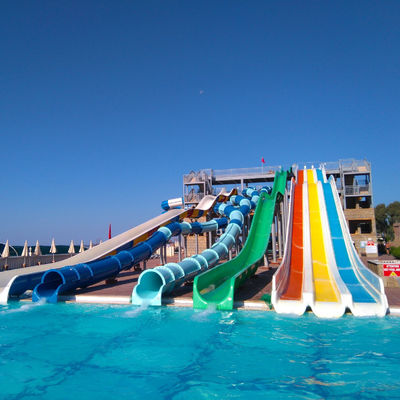 Un buon prezzo. Outdoor Fiberglass Water Park Slide with 6-8mm Thickness and Customized Size for Long Service Life Over 10 Years in linea