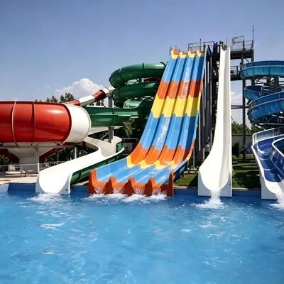 Un buon prezzo. Scivolo acquatico commerciale multipista da gara in vetroresina per parchi acquatici, piscine e resort in linea