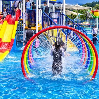 Un buon prezzo. Attrezzatura per giochi d'acqua con scivolo acquatico ad anello arcobaleno in fibra di vetro, caratteristica spray interattiva per piscine per bambini in linea