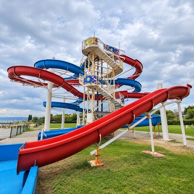 Un buon prezzo. Slide d'acqua combinato su misura con tubi e tubi a spirale per parchi acquatici con ROHS online